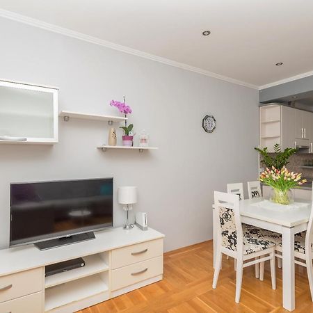 Long Apartment Makarska Buitenkant foto