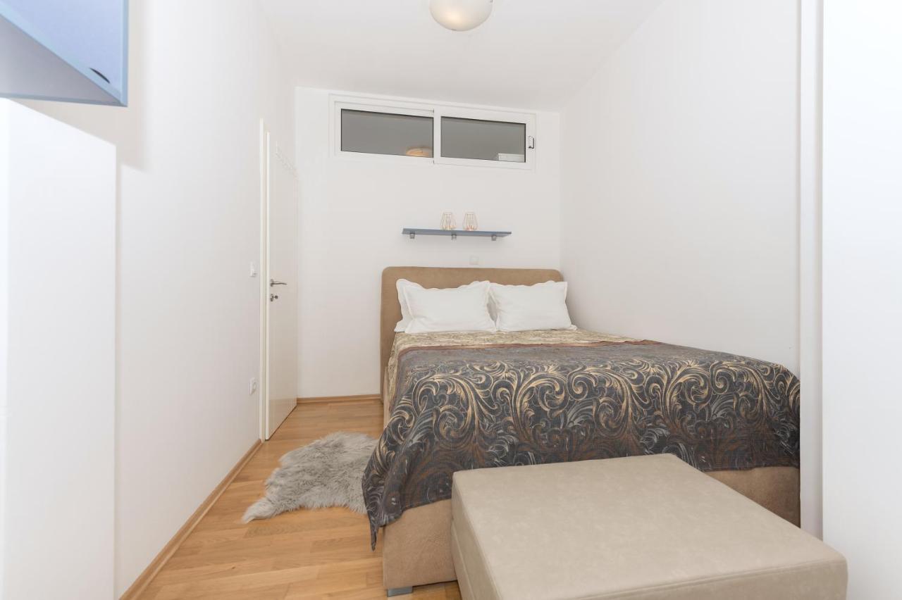 Long Apartment Makarska Buitenkant foto