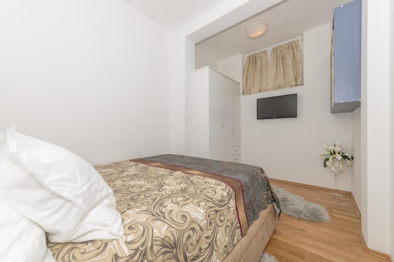 Long Apartment Makarska Buitenkant foto