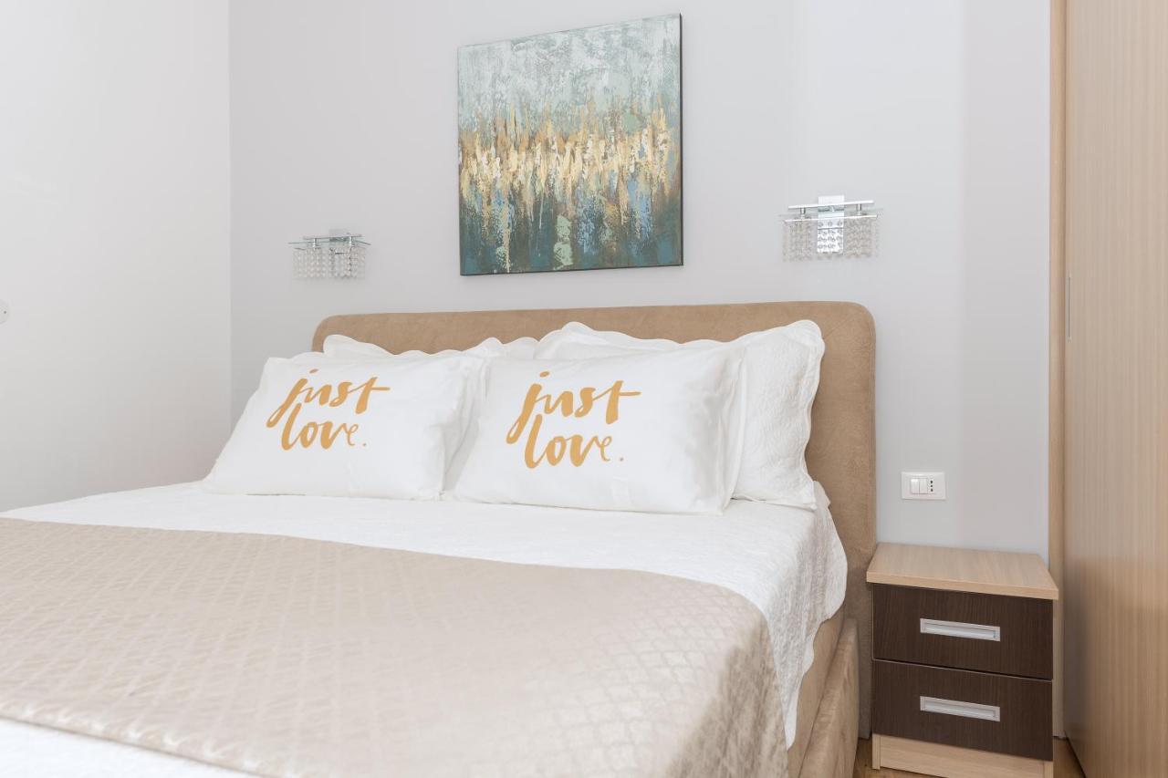 Long Apartment Makarska Buitenkant foto