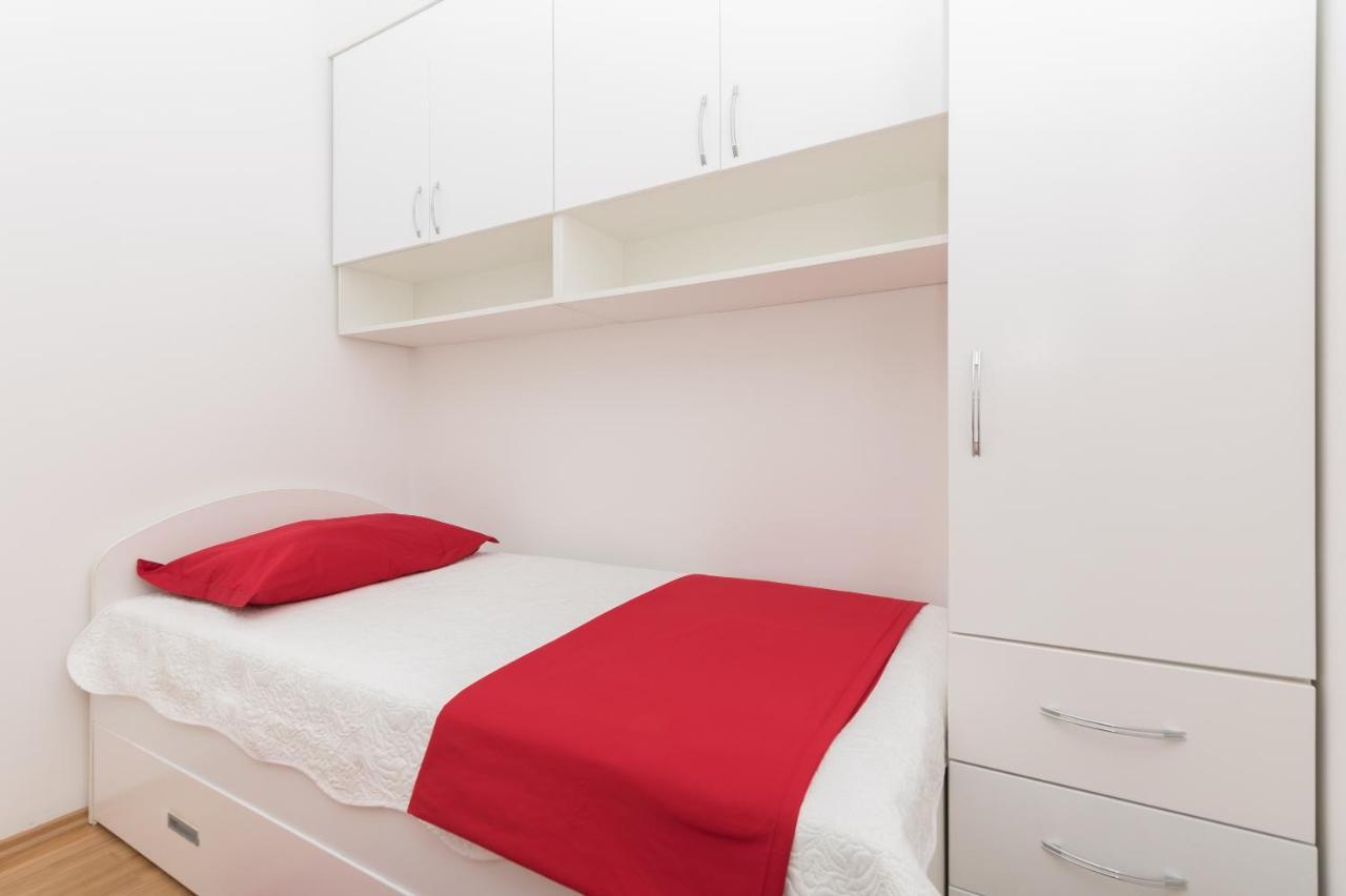 Long Apartment Makarska Buitenkant foto