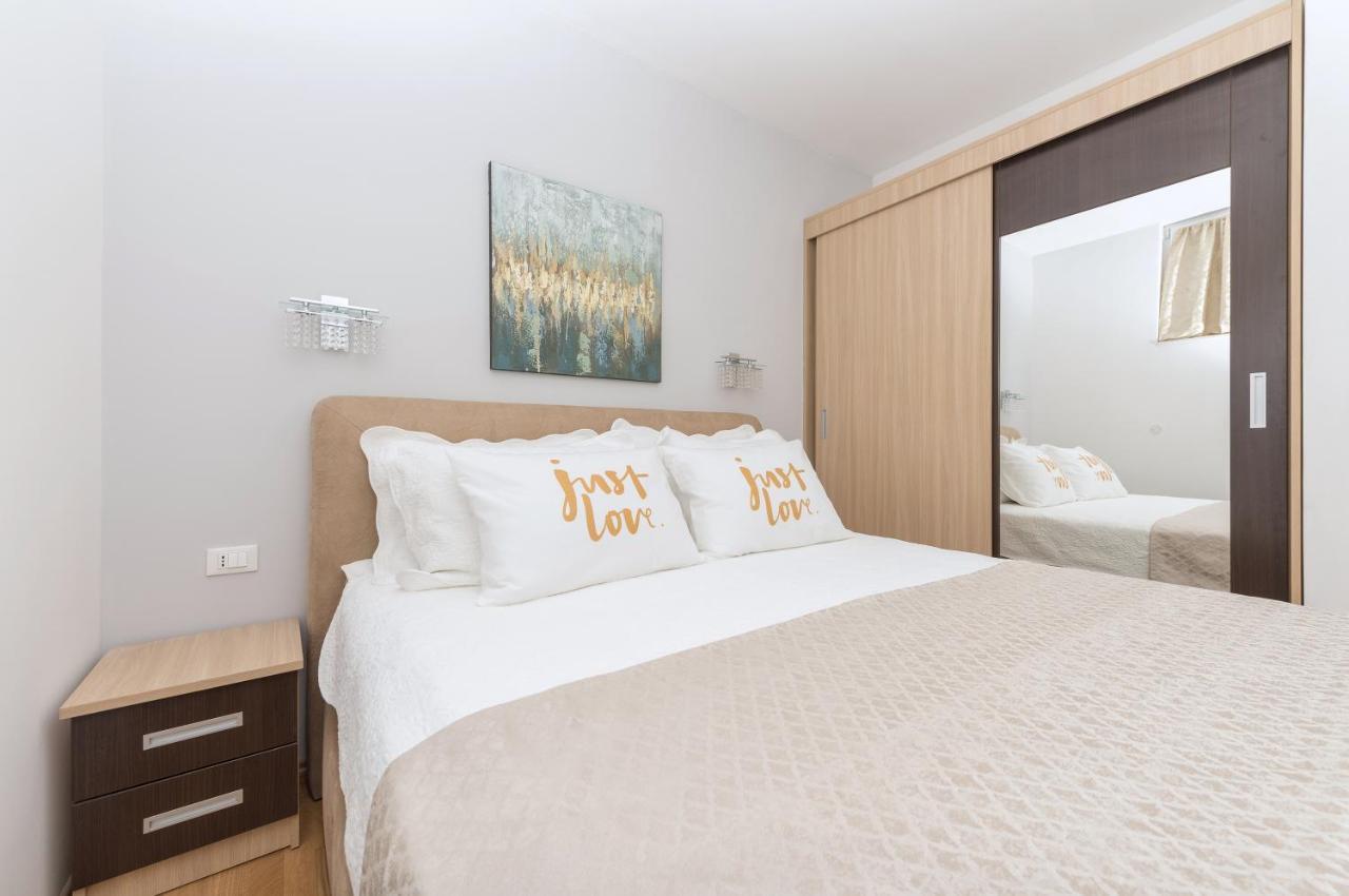Long Apartment Makarska Buitenkant foto